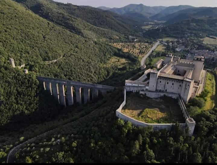 Sotto I Tetti Del Borgo Apartment Spoleto Bagian luar foto
