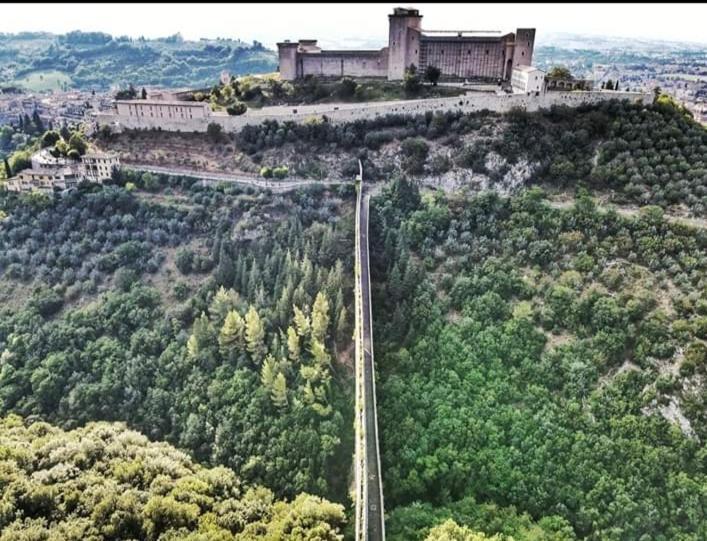 Sotto I Tetti Del Borgo Apartment Spoleto Bagian luar foto