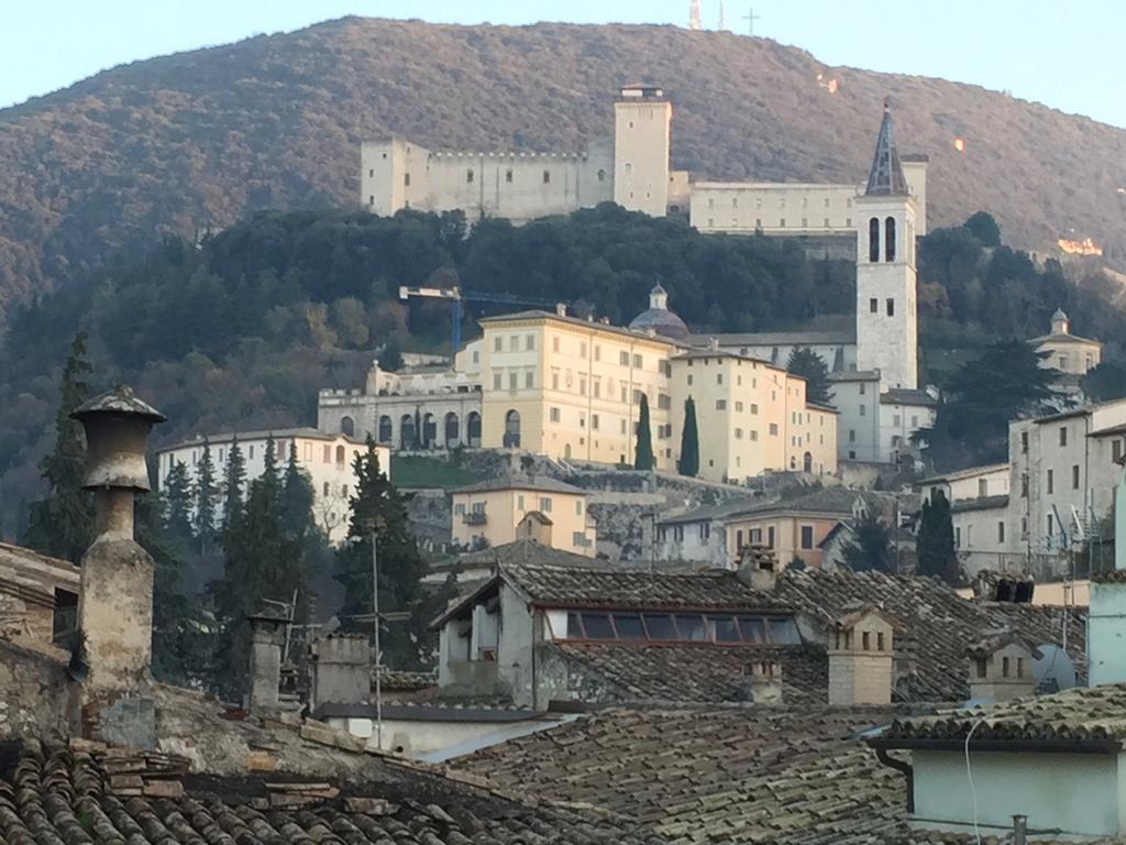 Sotto I Tetti Del Borgo Apartment Spoleto Bagian luar foto